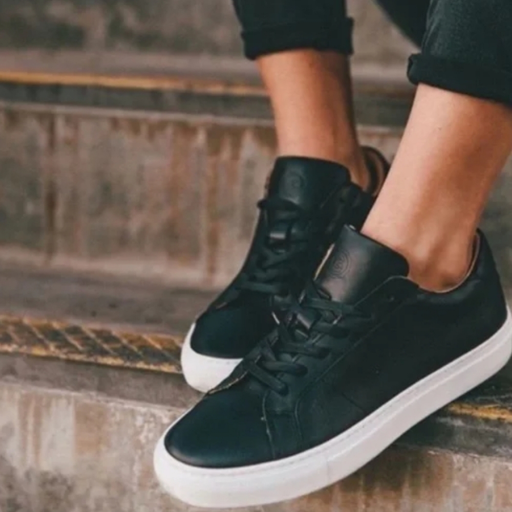 Greats Brooklyn Low Top Sneakers. Black. Size 9
